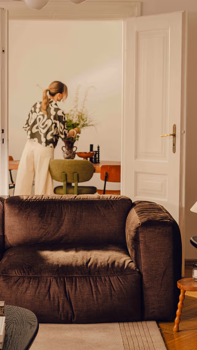 Canapé d’angle modulaire Martina en tissu beige clair avec assises profondes et dossiers moelleux – mobilier Micadoni