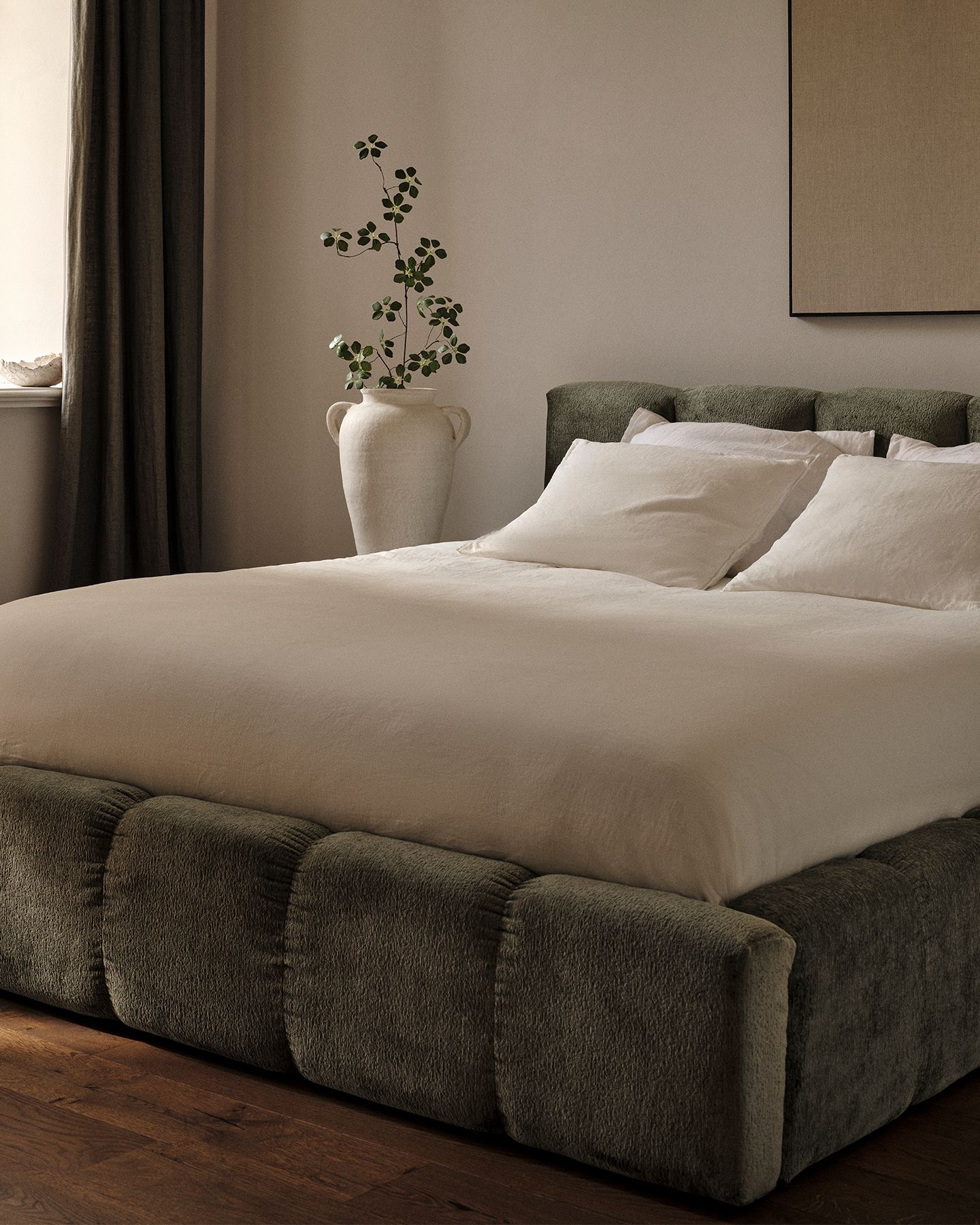 Lit rembourré Lupine en tissu texturé vert avec cadre et tête de lit matelassés – Micadoni