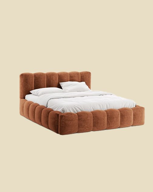 Lit Micadoni Lupine en velours rouille, design cannelé