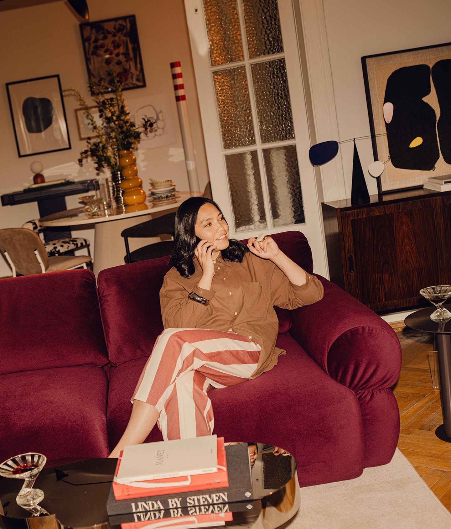 Micadoni Ophelia 2-seater sofa in burgundy velvet, rounded silhouette, styled living room