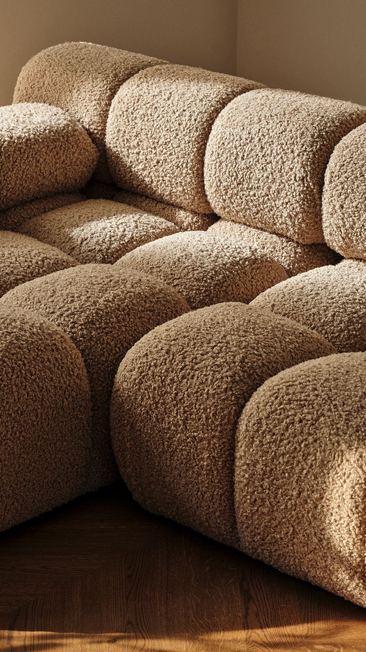 Canapé modulaire Bellis en bouclé beige texturé avec assises matelassées profondes et forme sculpturale – mobilier de salon Micadoni