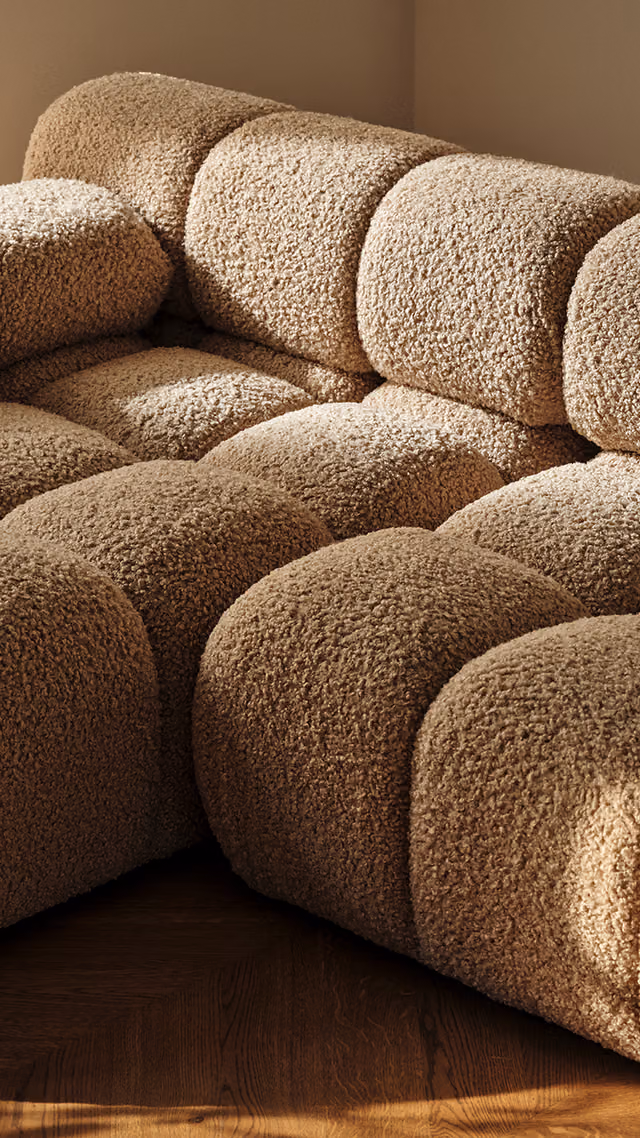 Canapé modulaire Bellis en bouclé beige texturé avec assises matelassées profondes et forme sculpturale – mobilier de salon Micadoni