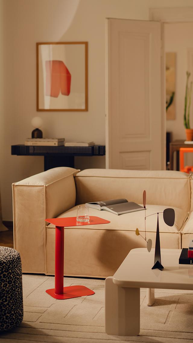 Canapé d’angle modulaire Nuria en tissu gris clair texturé avec accoudoirs droits et coussins assortis – mobilier Micadoni