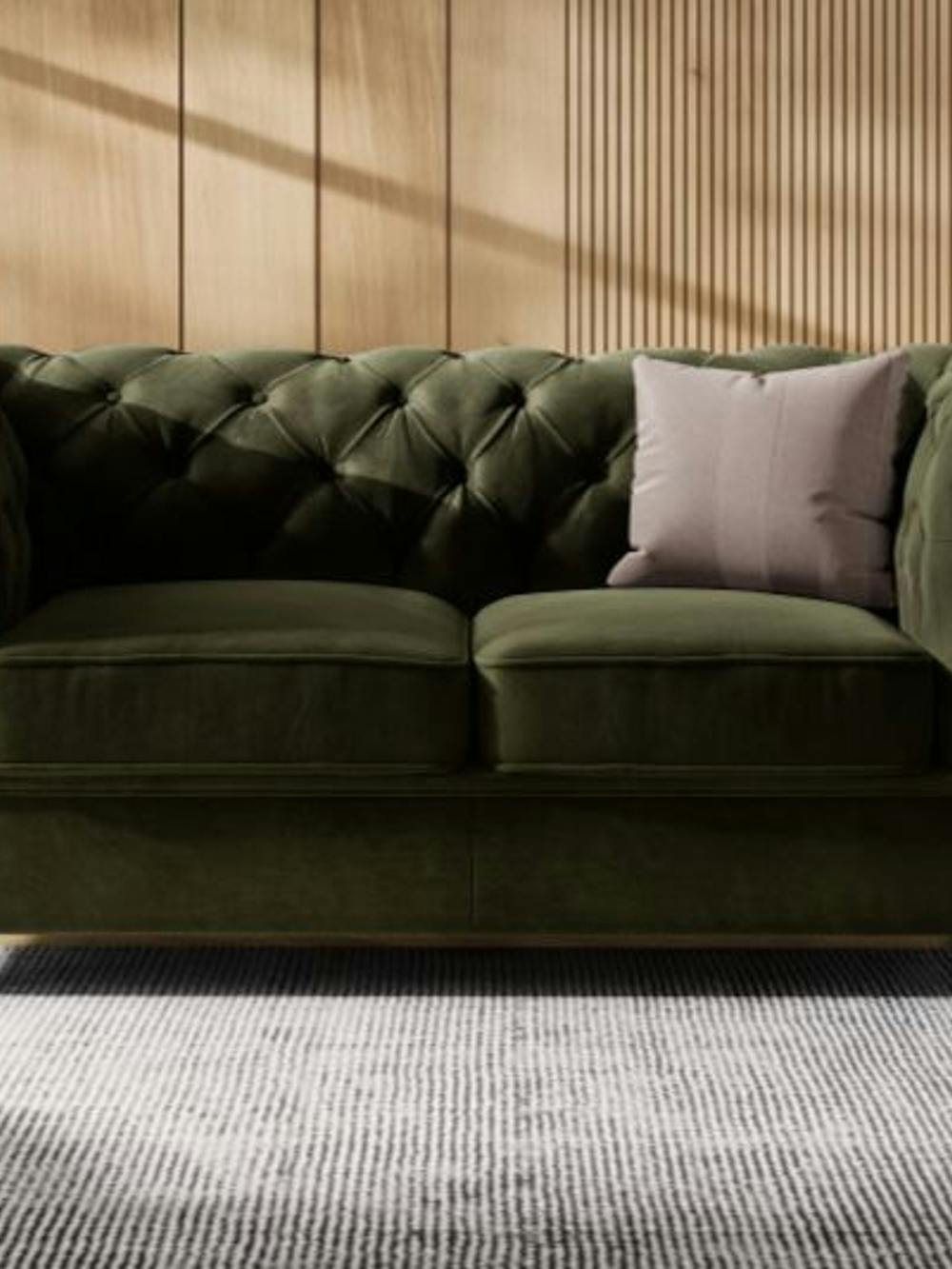 Klasyczna sofa chesterfield z obiciem z welwetu w kolorze zielonym