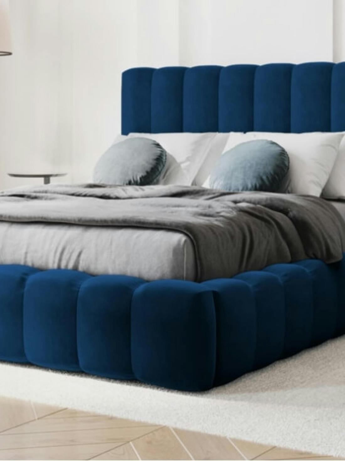 Estetyczna sypialnia z łóżkiem tapicerowanym i z pikowanym wezgłowiem