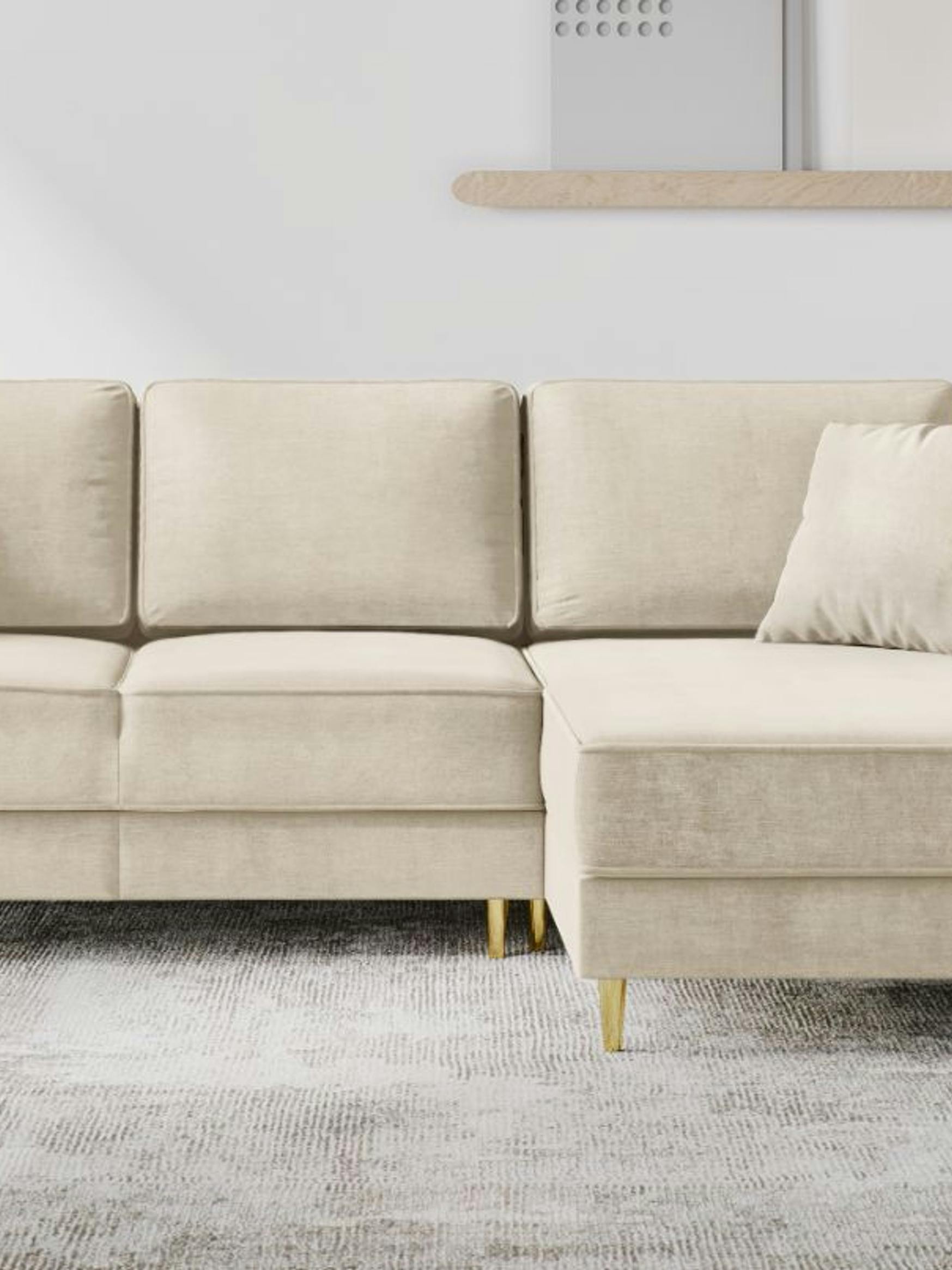 Sofa z welwetu jest doskonałym meblem do salonu w stylu klasycznym